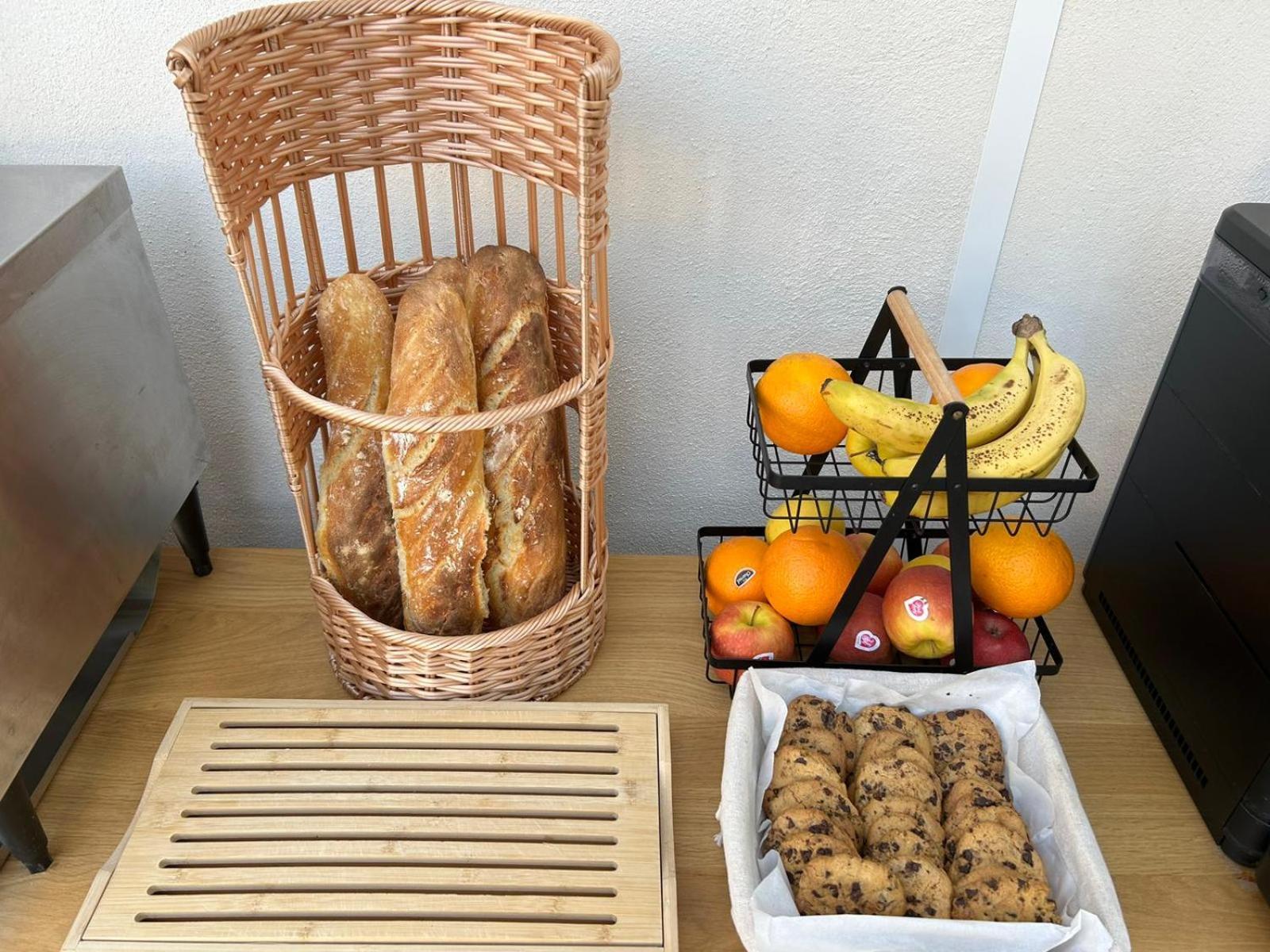 Les Marronniers Bed & Breakfast Laverune Bagian luar foto