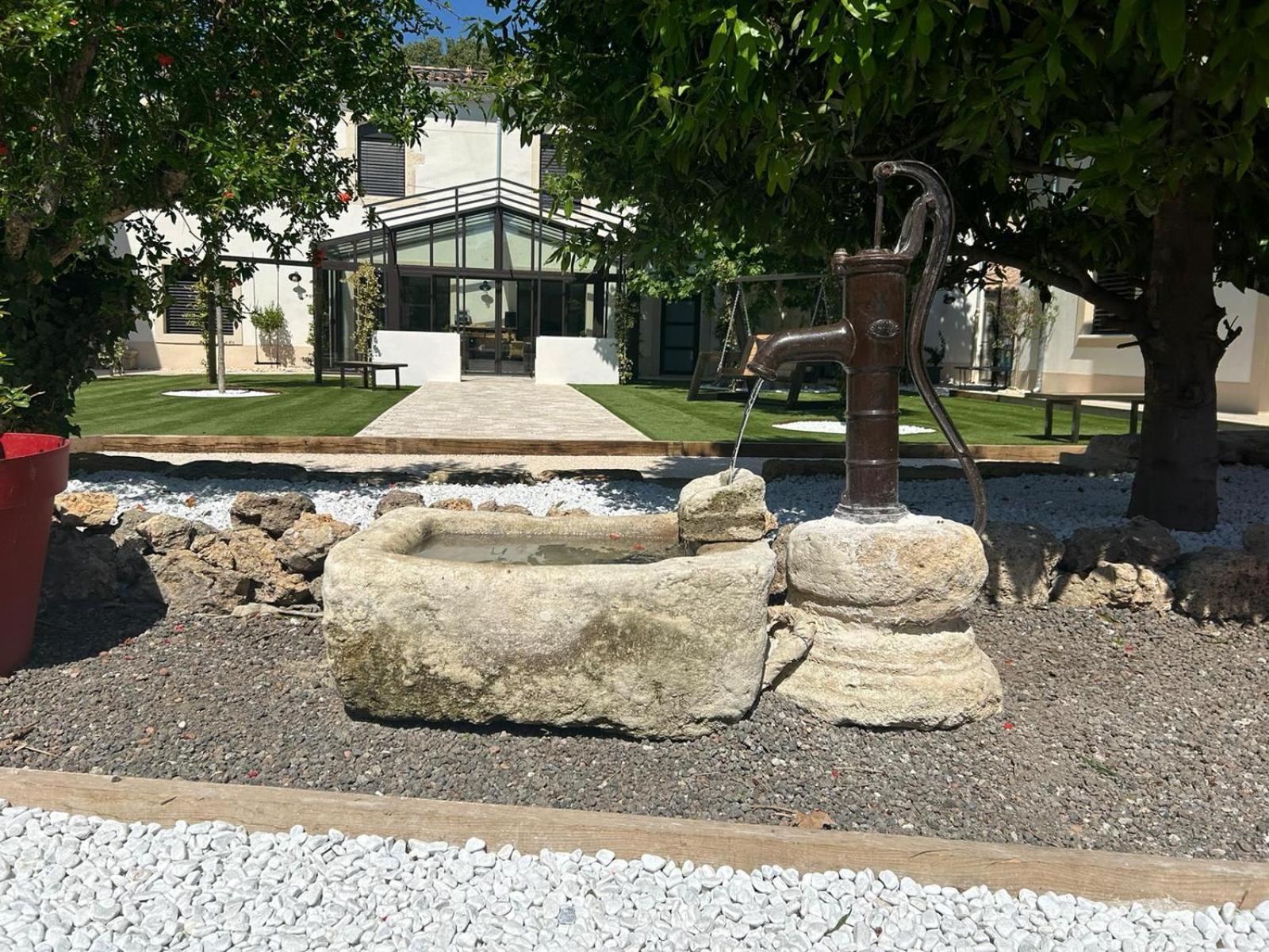 Les Marronniers Bed & Breakfast Laverune Bagian luar foto
