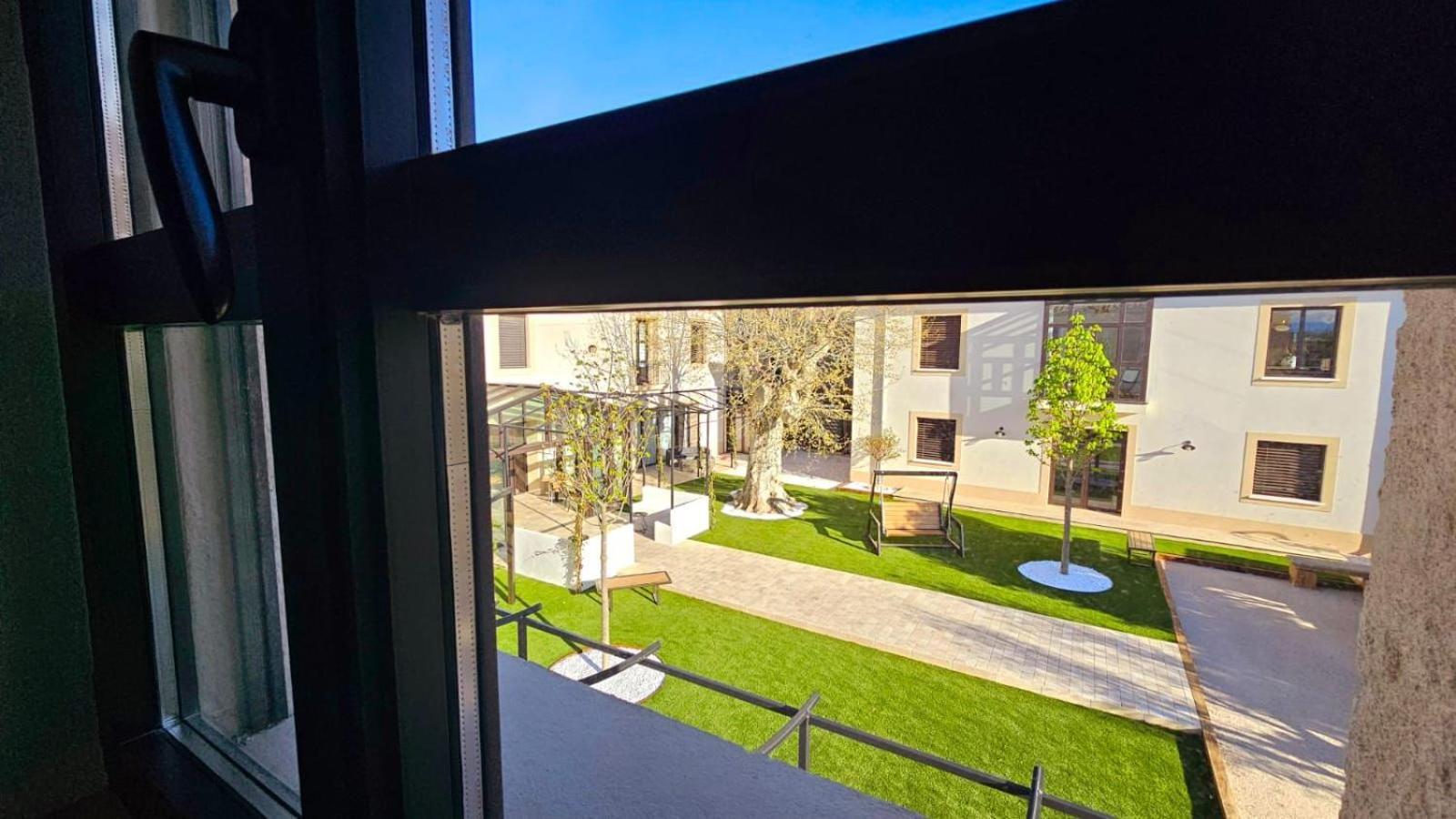 Les Marronniers Bed & Breakfast Laverune Bagian luar foto