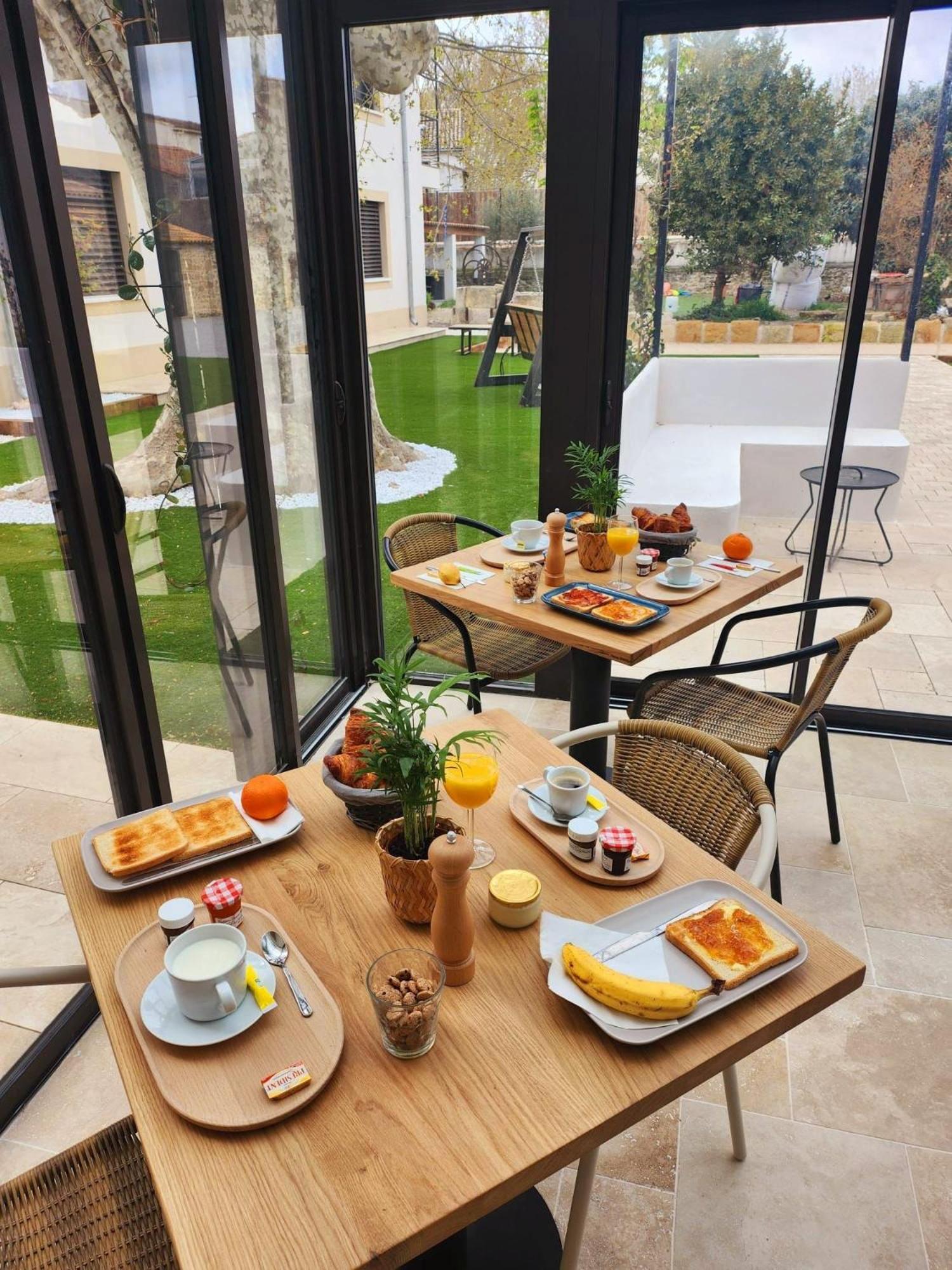 Les Marronniers Bed & Breakfast Laverune Bagian luar foto